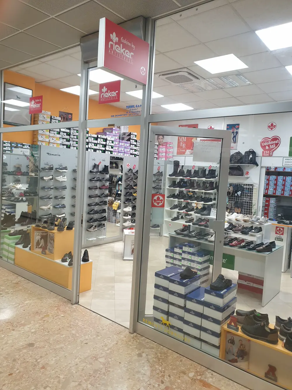 Ulaz u trgovinu Termil s Rieker natpisom, Shopping centar Prečko