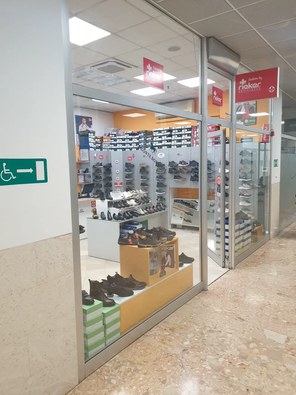 Polica s muškom obućom u trgovini Termil